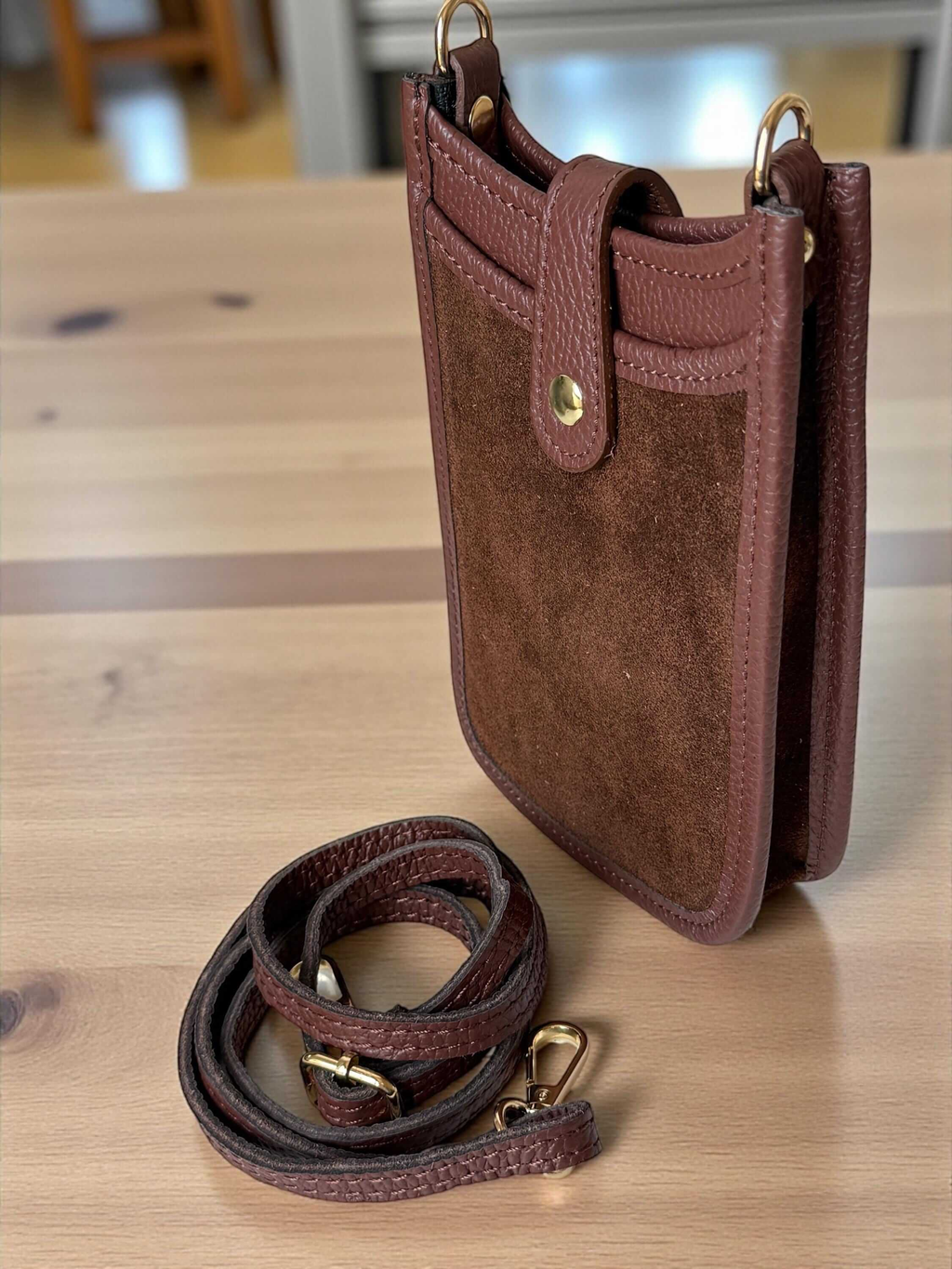 Side profile of a slim 3.5cm deep leather crossbody pouch Paloma Palomo