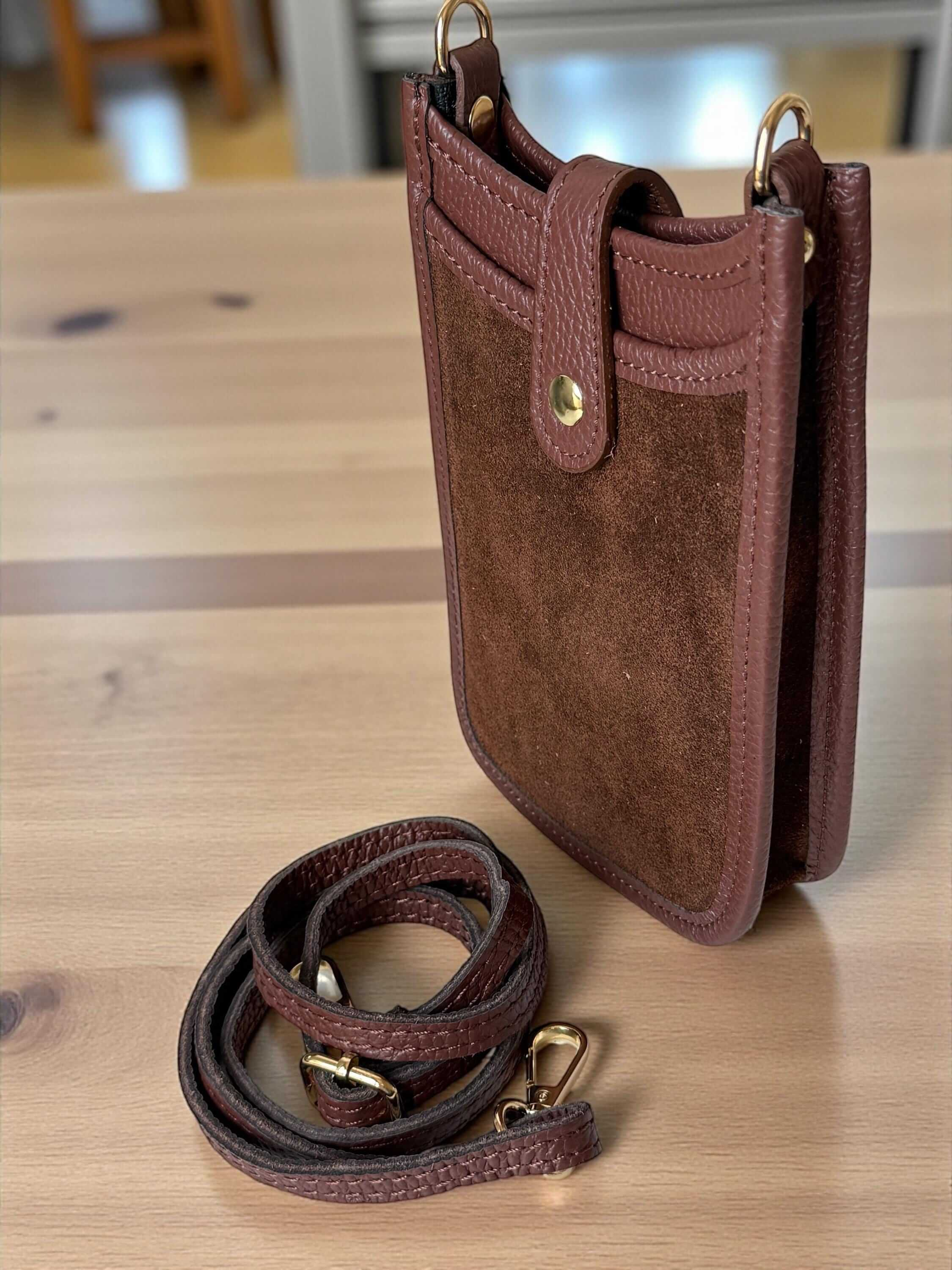 Side profile of a slim 3.5cm deep leather crossbody pouch Paloma Palomo