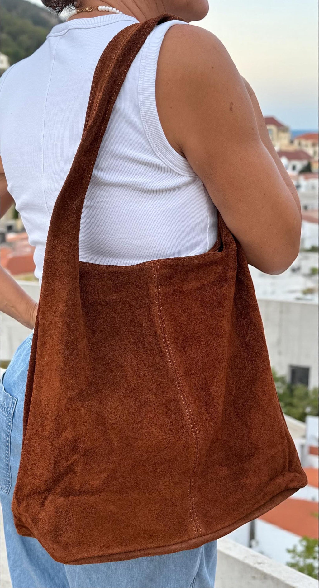 Close-up of visible stitching and wide suede shoulder strap detail. Paloma Palomo