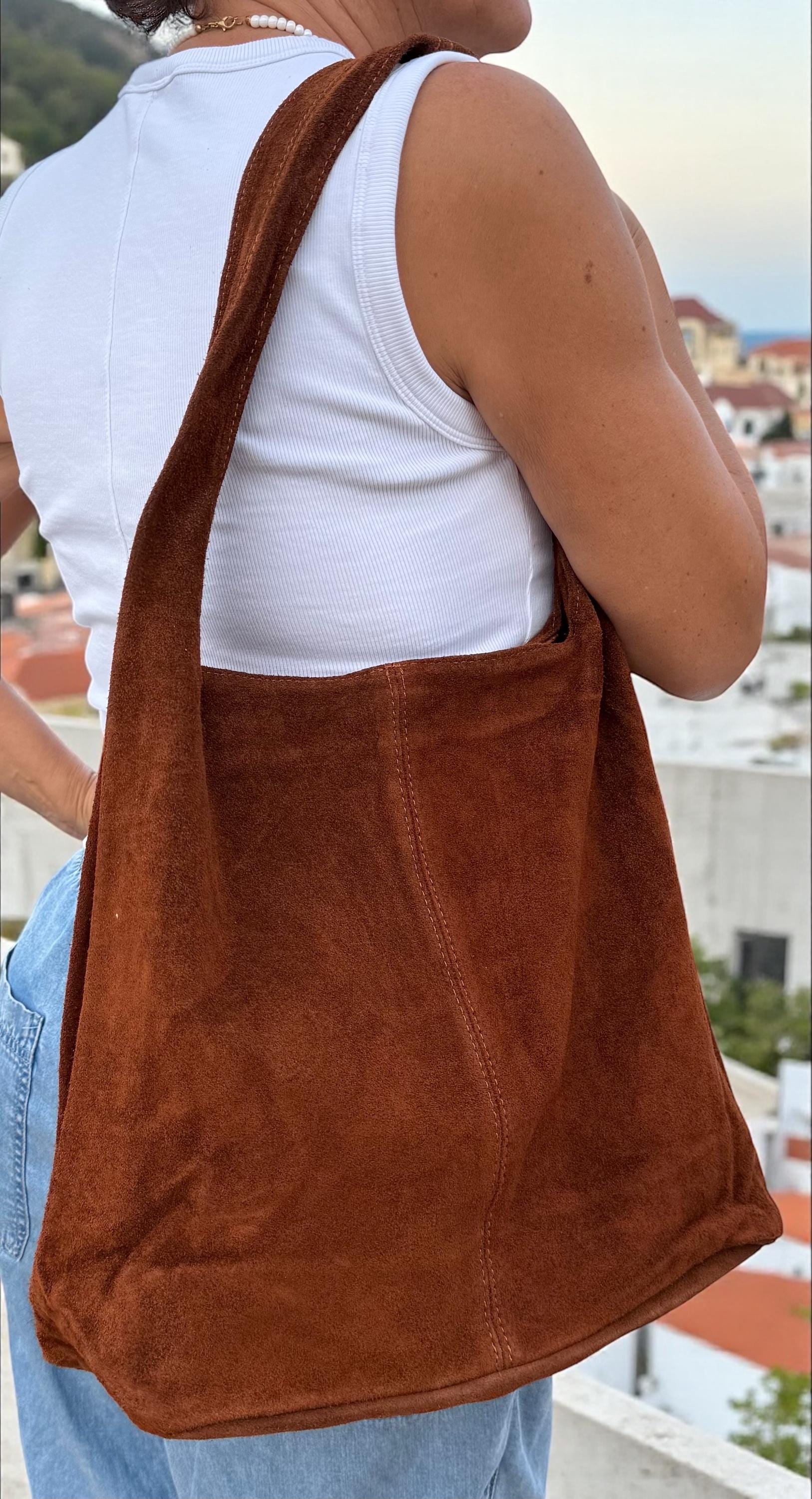 Close-up of visible stitching and wide suede shoulder strap detail. Paloma Palomo