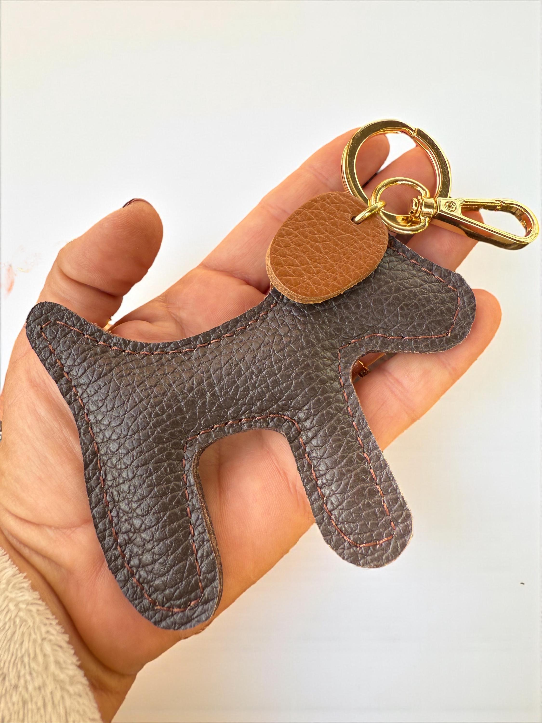 Versatile clasp detail on a leather dog keychain