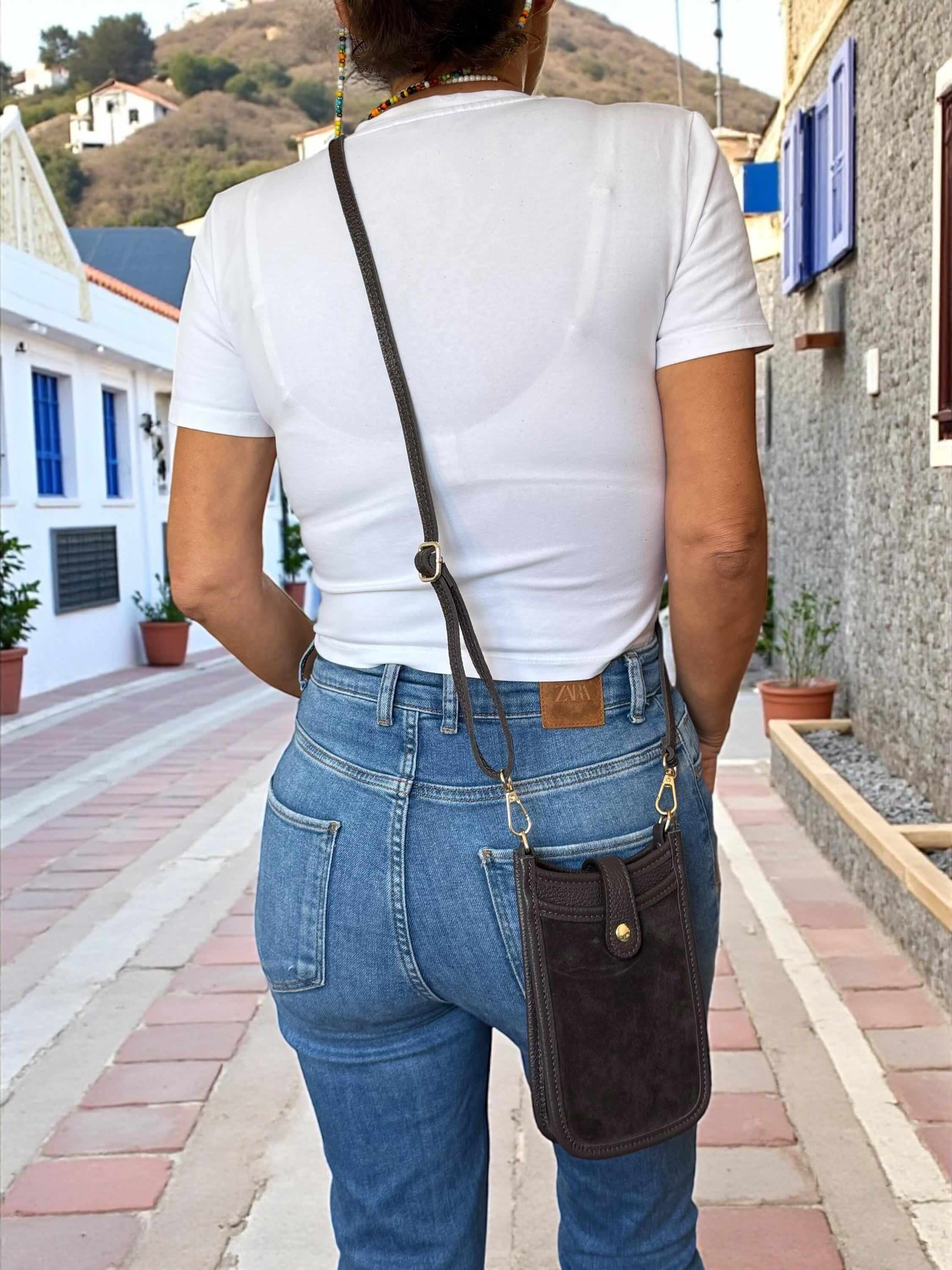 Woman wearing a crossbody phone bag Paloma Palomo